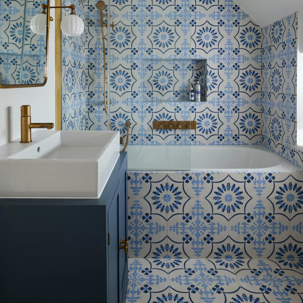 How to tile a bathtub – for a stylish, practical finish