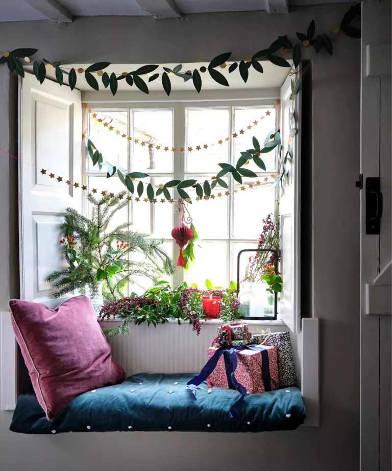 Christmas window decor – 20 festive ideas to enjoy indoors and out